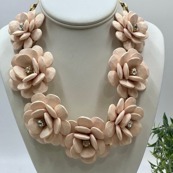 J. Crew Vintage 3 Dimensional Wood Rose Pretty in Pink Floral Collar Necklace - Picture 1 of 15